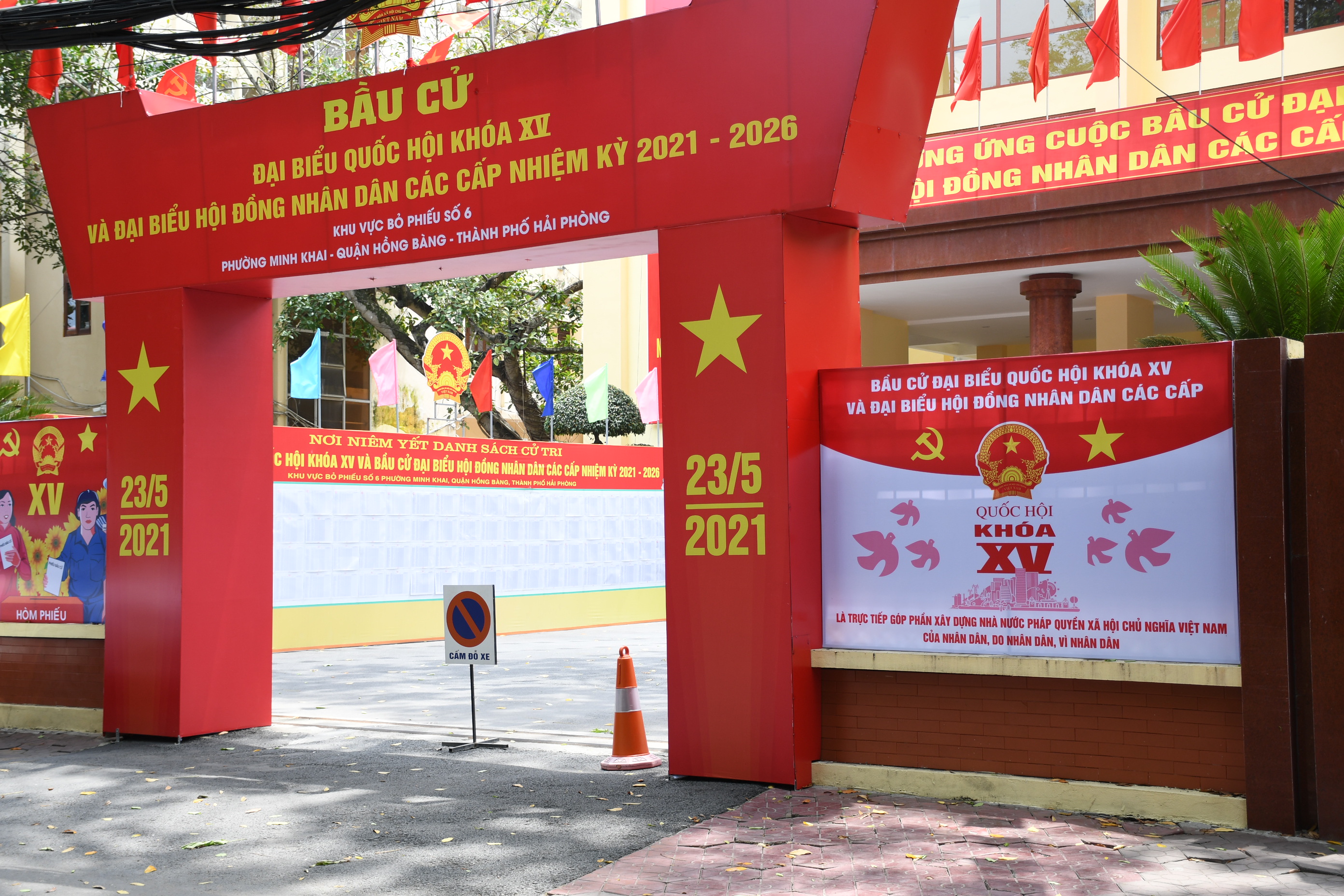 Tổng duyệt chuẩn bị lễ khai mạc bầu cử tại khu vực bỏ phiếu số 6, phường Minh Khai, quận Hồng Bàng